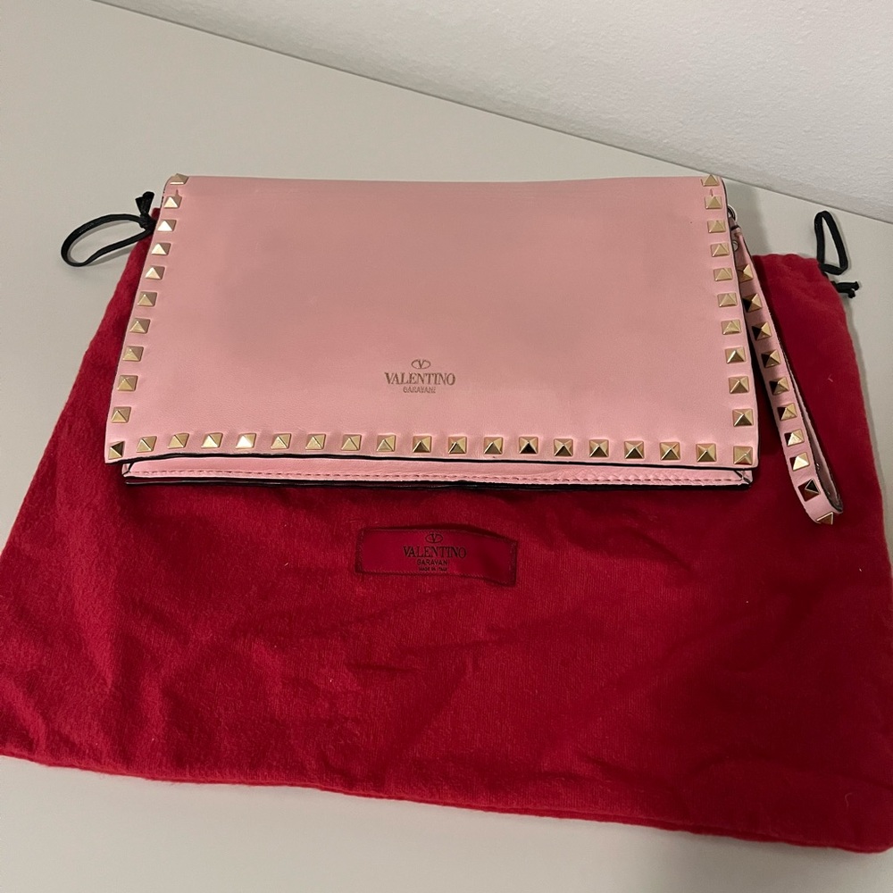 Valentino Garavani Rockstud Flap Clutch Leader